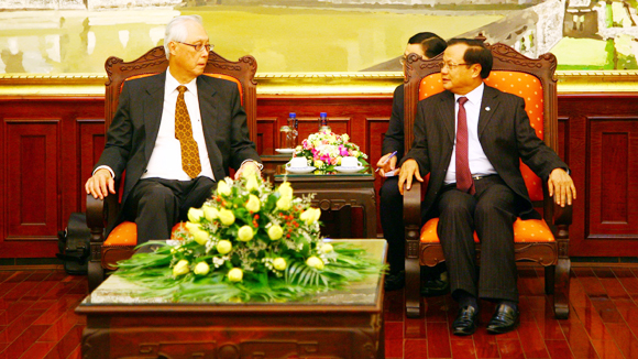 ເລຂາຄະນະພັກນະຄອນຮ່າໂນ້ຍ ຕ້ອນຮັບອະດີດ ນາຍົກລັດຖະມົນຕີ ສິງກະໂປ